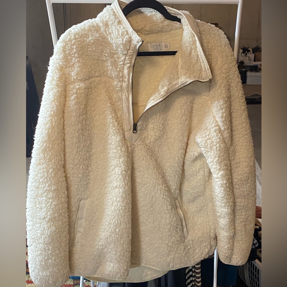 White fleece woman’s sweatshirt